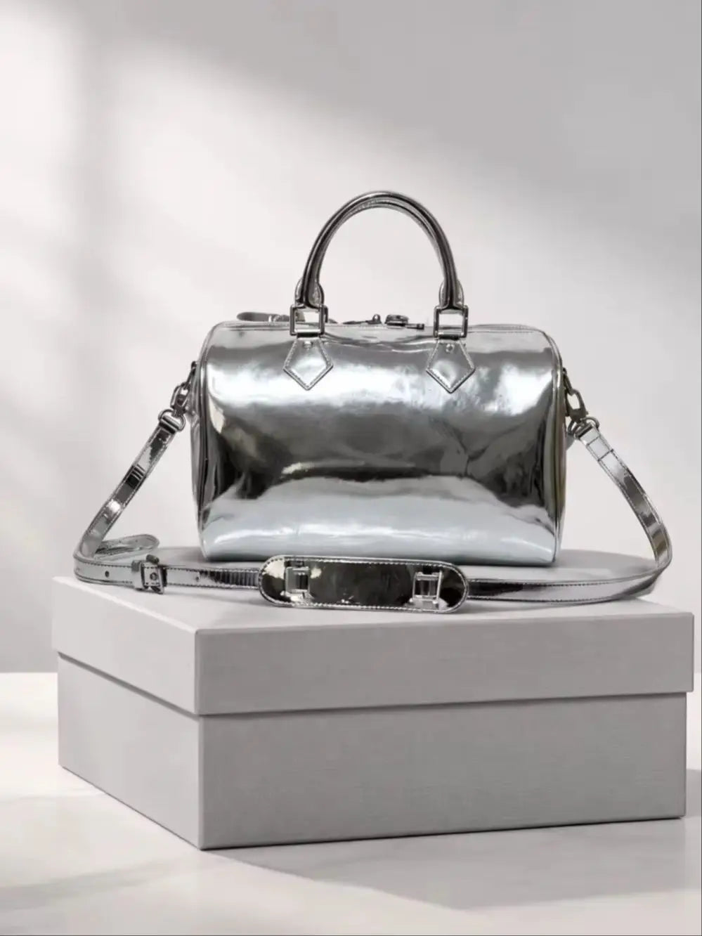 2026 Fashion New Luxury Women'S Bag 30X21X17CM Portable Silver Glossy Handbag With Shoulder Strap Speed Shoulder Bag Without Box